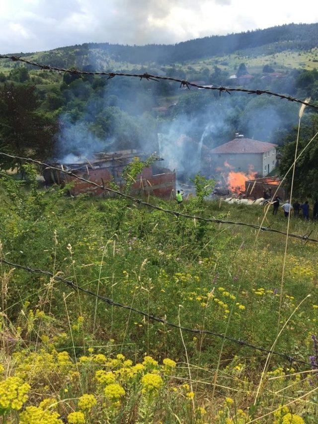 Sinop’ta çıkan yangında 2 ev alevlere teslim oldu