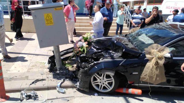 Gelin arabası kaza yaptı: 3 yaralı