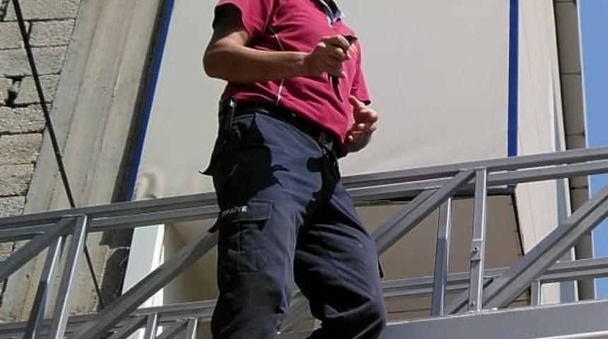 Duvarda asılı kalan ebabil kuşunu itfaiye ekipleri kurtardı