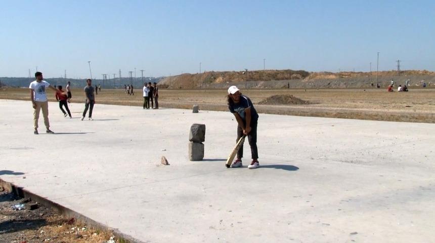 (&Ouml;zel) İstanbullu se&ccedil;ime gitti, onlar &lsquo;kriket&rsquo; oynadı