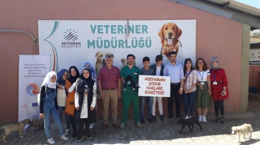 Suriyeli &ccedil;ocuklar,  barınaktaki hayvanları sevdi