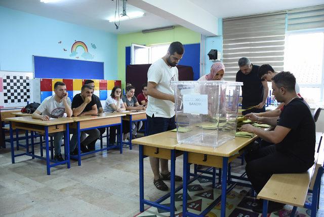 Oy verme işlemi sona erdi, oyların sayımına başlandı (1)