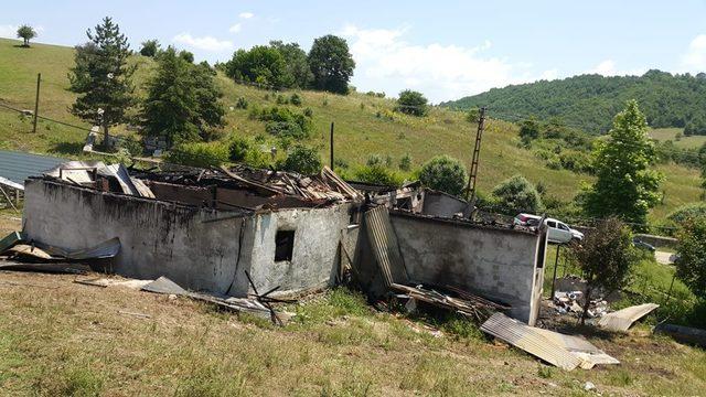 Kaymakam Güven, Büyükelmalı köyünde yanan evde incelemeler yaptı