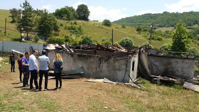 Kaymakam Güven, Büyükelmalı köyünde yanan evde incelemeler yaptı