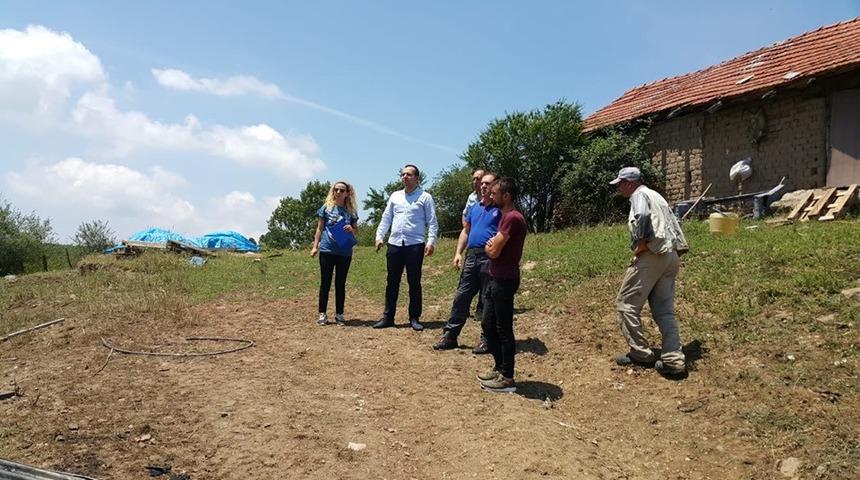 Kaymakam G&uuml;ven, B&uuml;y&uuml;kelmalı k&ouml;y&uuml;nde yanan evde incelemeler yaptı