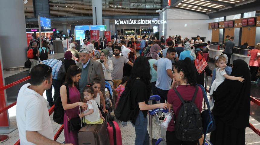 İstanbul'da oy kullanan havalimanına akın etti