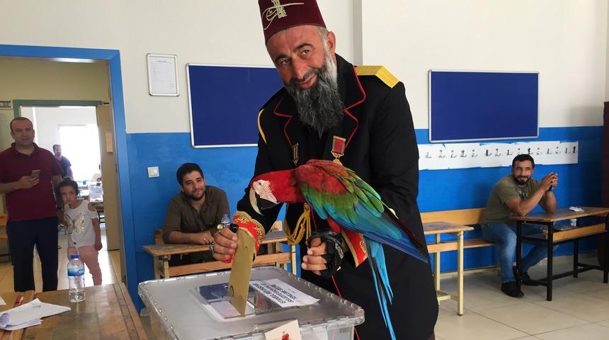Papağanıyla oy vermeye gitti!