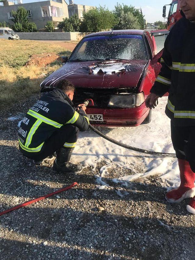 Seyir halindeki otomobil alev aldı