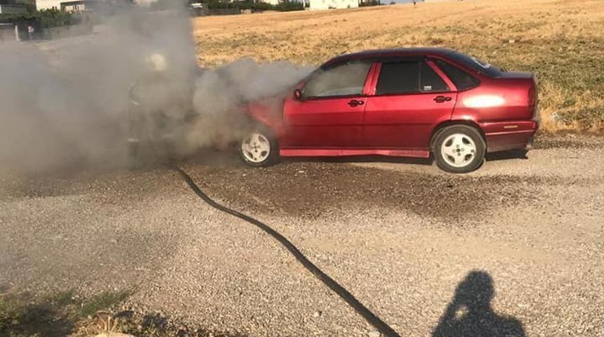 Seyir halindeki otomobil alev aldı