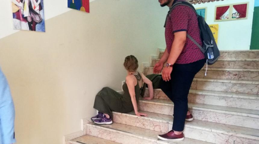 Oy kullanmaya yetişemeyen kadın &uuml;z&uuml;nt&uuml;den baygınlık ge&ccedil;irdi!