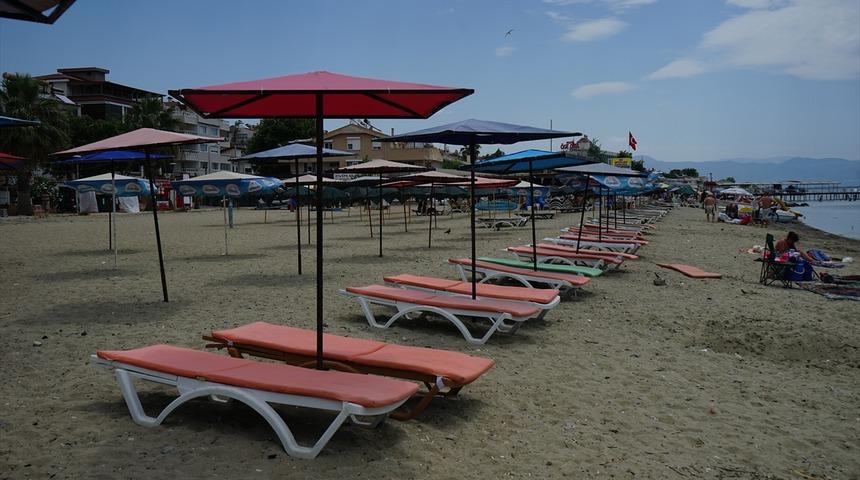 Şezlonglar boş kaldı! Kuzey Ege'de g&ouml;zler tatilcileri aradı