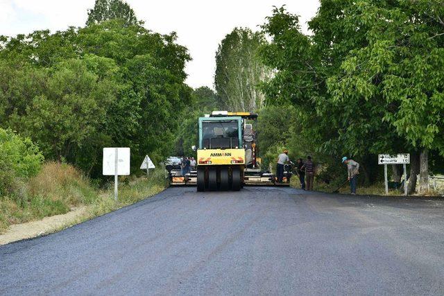 Vali Seymenoğlu, köylüden asfalt dökülen köy yolunda hız yapmama sözü aldı