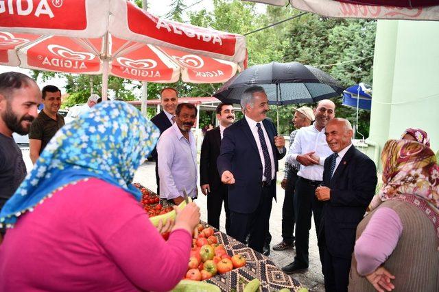 Vali Seymenoğlu, köylüden asfalt dökülen köy yolunda hız yapmama sözü aldı