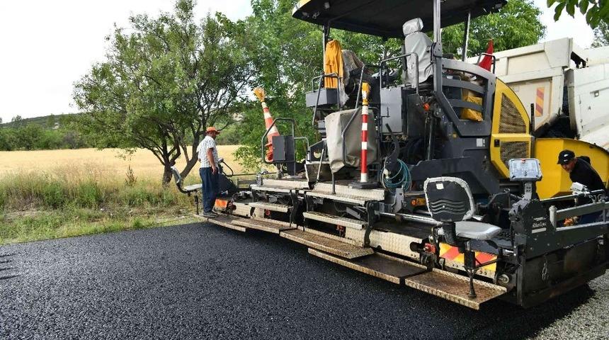 Vali Seymenoğlu, k&ouml;yl&uuml;den asfalt d&ouml;k&uuml;len k&ouml;y yolunda hız yapmama s&ouml;z&uuml; aldı