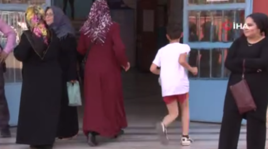 Oy kullanmaya son dakika gelenler koşarak yetişti