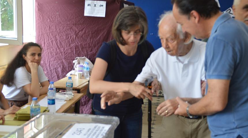 Bastonuyla oy kullanmaya geldi