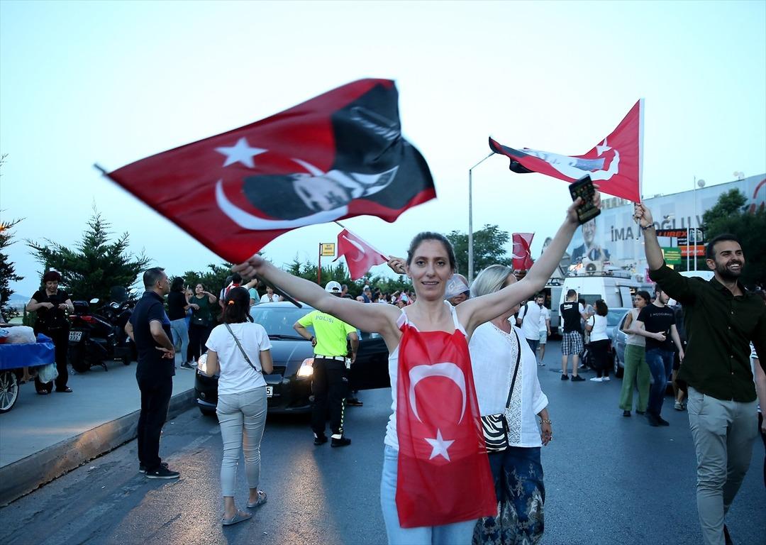 İstanbul'da b&uuml;y&uuml;k coşku! Se&ccedil;im kutlamaları b&ouml;yle g&ouml;r&uuml;nt&uuml;lendi