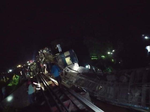 Bangladeş’te yolcu treni nehre düştü