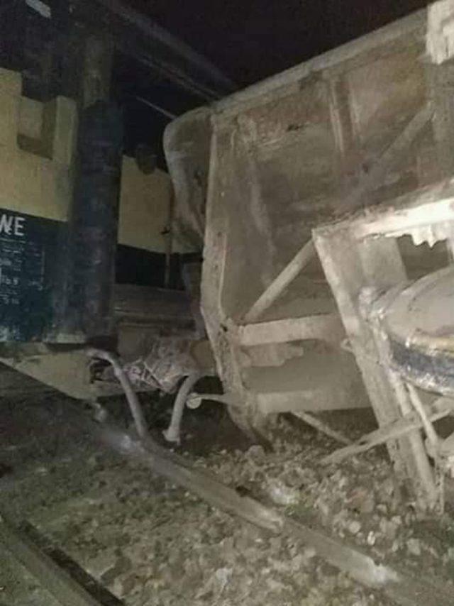 Bangladeş’te yolcu treni nehre düştü