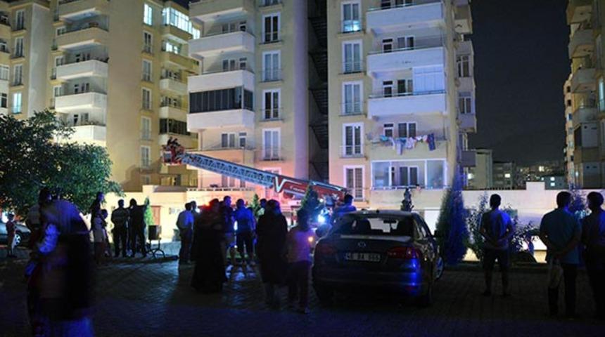 Alevleri g&ouml;ren dışarı fırladı! Korku dolu anlar!