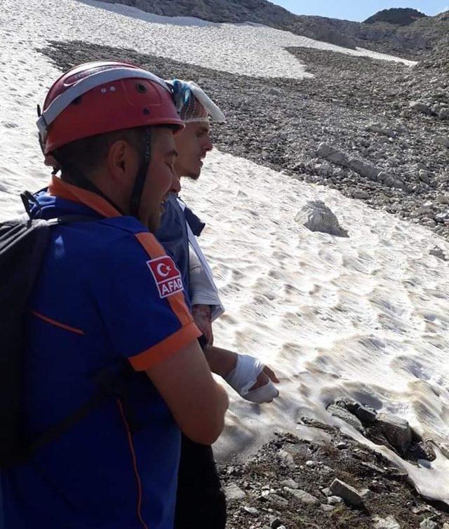 Uludağ'da kamp yaparken yaralanan 2 turist dağcıyı ekipler kurtardı