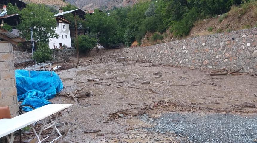 Köy muhtarı selin gelişini cep telefonuyla görüntüledi