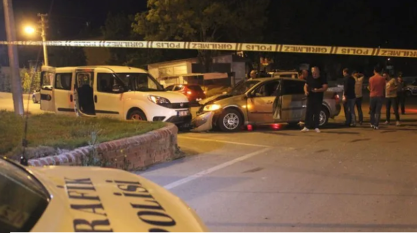 Polis aracına çarptı, korkudan park halindeki kamyonetin altına saklandı!