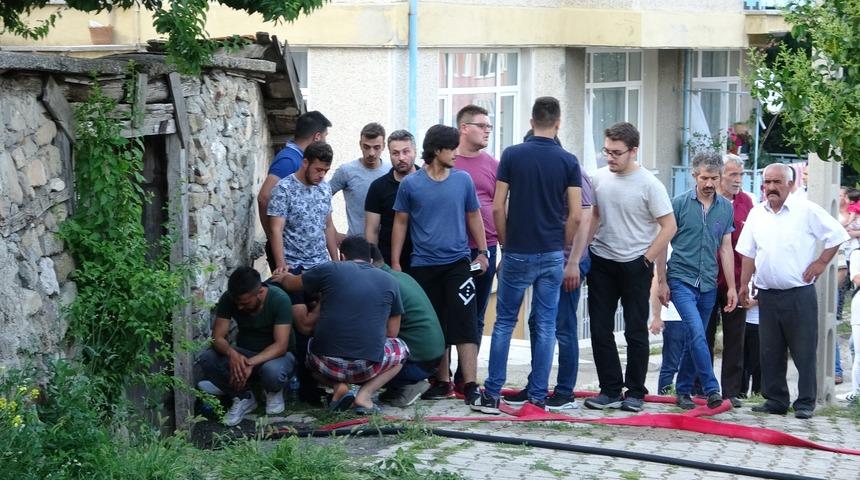 Cayır cayır yandı! Saatlerce söndürmeye çalıştılar