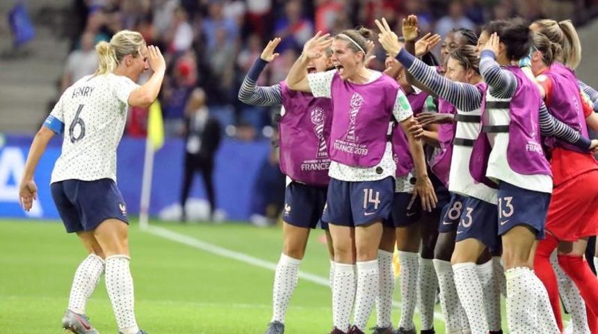 Fransa, uzatmalarda adını &ccedil;eyrek finale yazdırdı