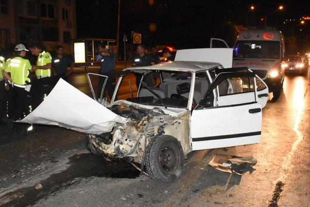 Polisten kaçtığı otomobille ters yönde taksi ile çapıştı: 2 yaralı 