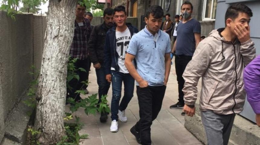 Kars’ta, yasa dışı yollarla yurda giren 44 düzensiz göçmen yakalandı