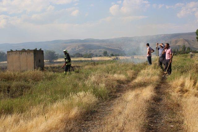 Erzincan’da arpa tarlasında yangın