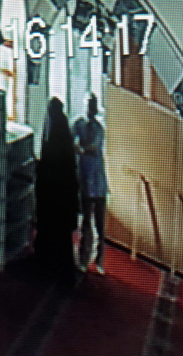 Camide zorla üniversiteli kızı öptü! İfadesi 'pes' dedirtti G4