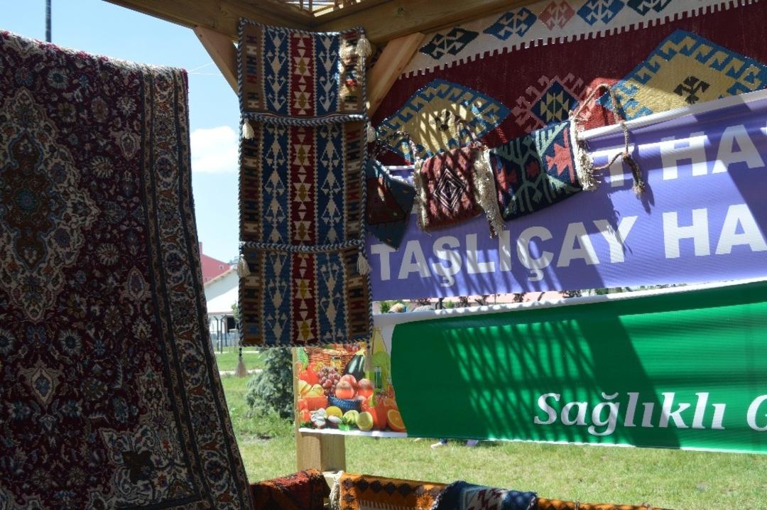 Elde halı ve kilim dokuma geleneği yaşatılıyor