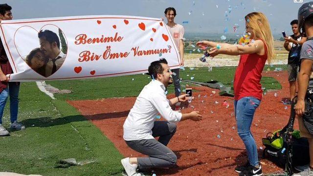 Paraşütle atladı, evlilik teklifi aldı