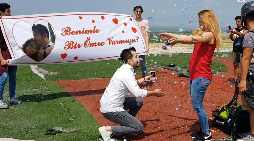 Paraş&uuml;tle atladı, evlilik teklifi aldı
