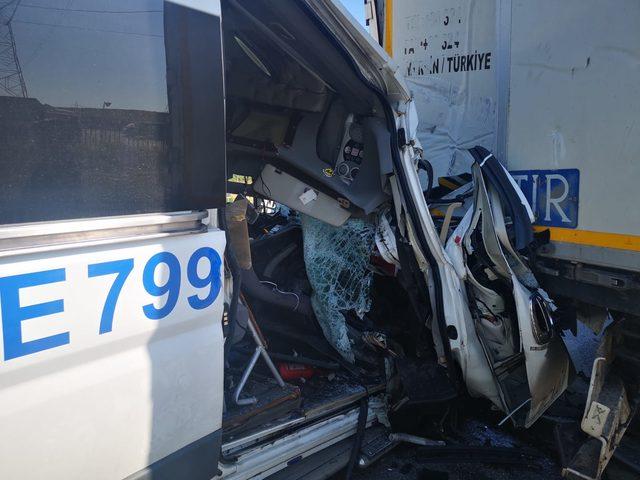 TIR'a arkadan çarpan minibüsün sürücüsü ağır yaralandı