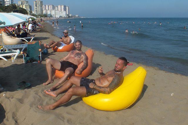 Mersin'de sıcaktan bunalanlar plajlara akın etti