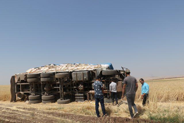 Saman yüklü kamyon devrildi: 7 yaralı