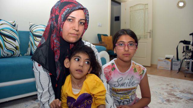 Kendi acısını unutup, kızına uzanacak yardım elini bekliyor