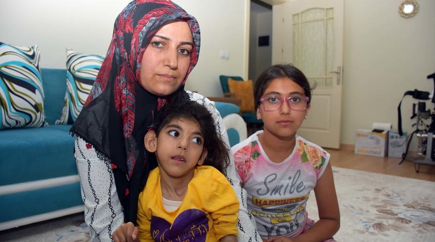 Kendi acısını unutup, kızına uzanacak yardım elini bekliyor