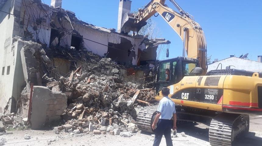 Tuşba&rsquo;da metruk yapıların yıkımı s&uuml;r&uuml;yor