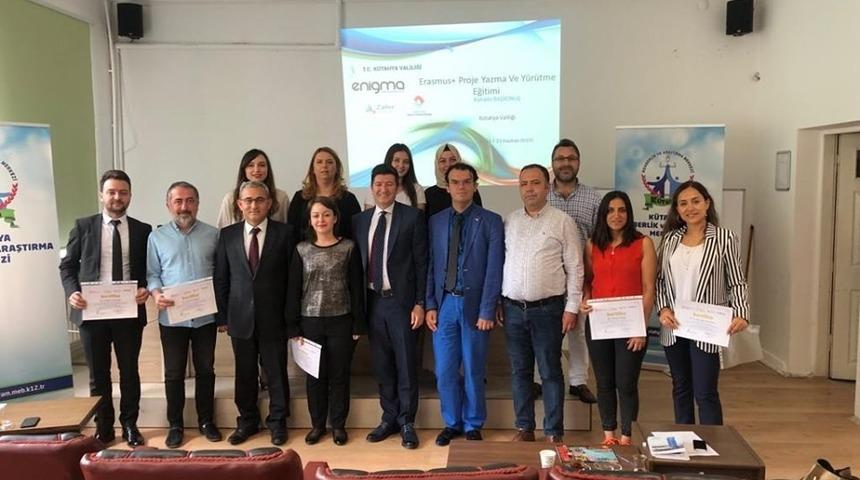 Proje yazma kursiyerlerine sertifika