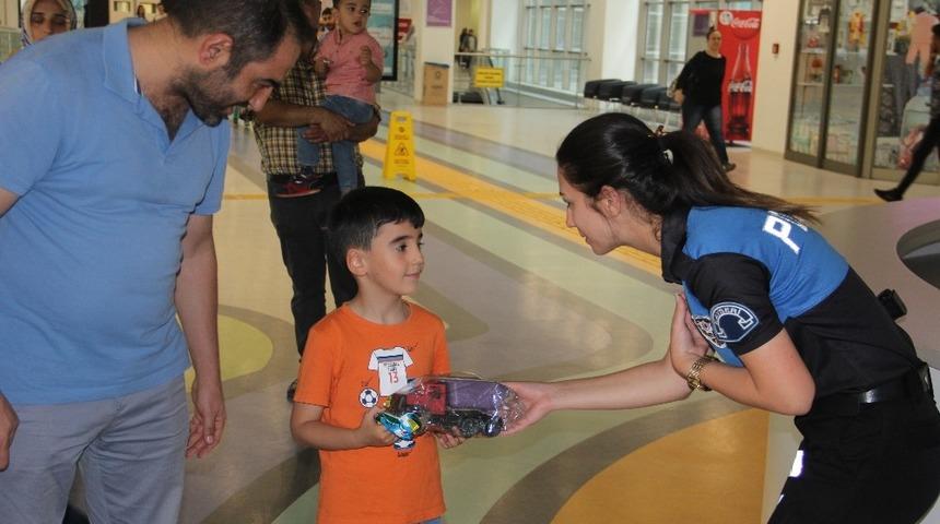 Kayseri Emniyet Müdürlüğünden Şehir Hastanesinde Tedavi Gören Çocuklara Ziyaret