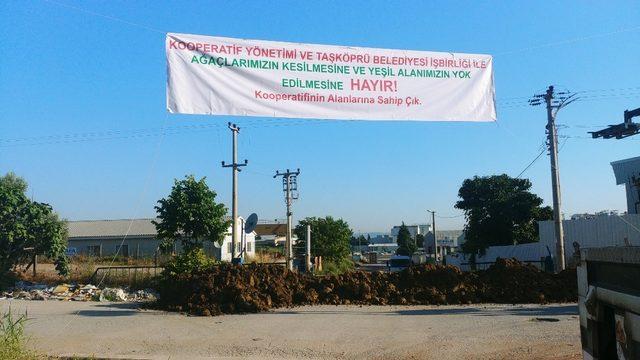 Belediyeye kızan esnaf yol kapadı