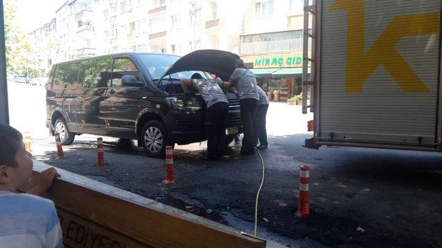 Minibüse giren yavru kedi itfaiye ekiplerine zor anlar yaşattı