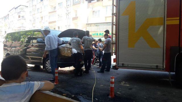 Minibüse giren yavru kedi itfaiye ekiplerine zor anlar yaşattı