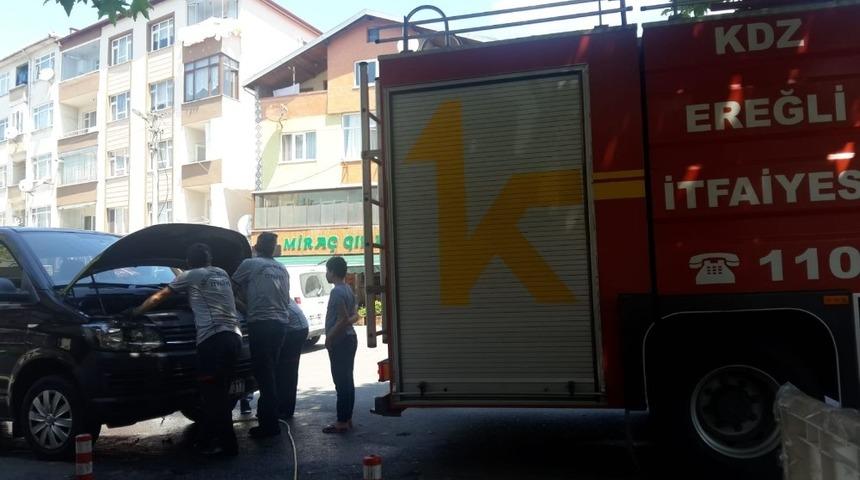 Minib&uuml;se giren yavru kedi itfaiye ekiplerine zor anlar yaşattı