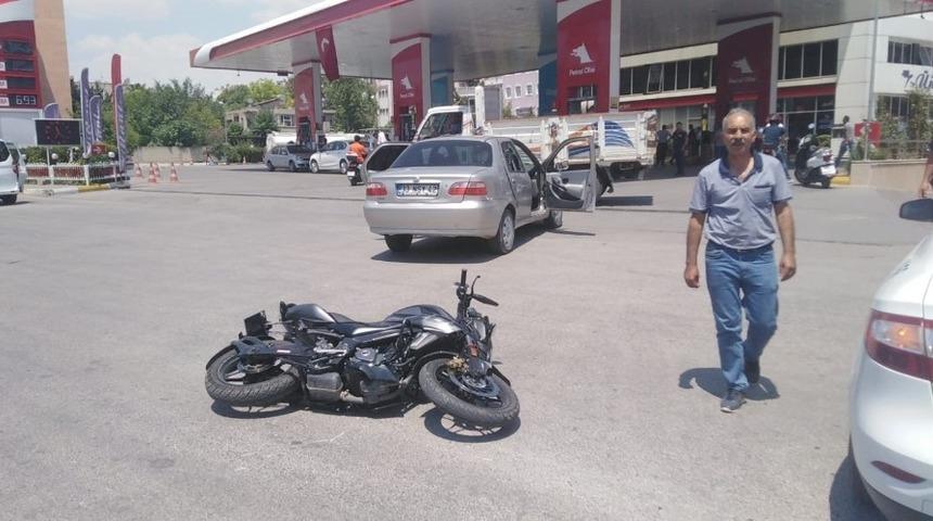 Otomobil ile motosiklet &ccedil;arpıştı: 3 yaralı