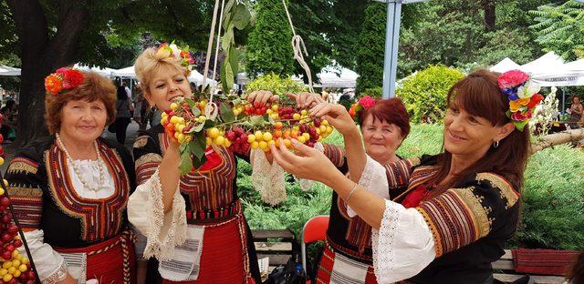 Bulgaristan'daki Kiraz Festivali renkli görüntülere sahne oldu